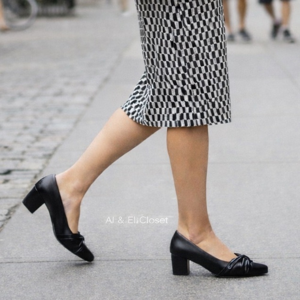 Easy Street Millie Black Pumps Size 12 Medium Low Block Heel with Patent Toe NWB